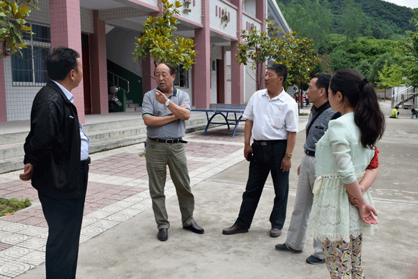 2015年4月 市慈协刘润民会长到城固县小河小学检查项目