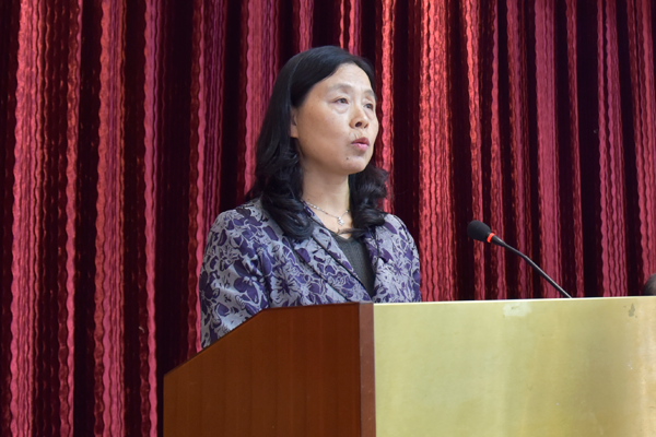 唐彩云宣读大会文件